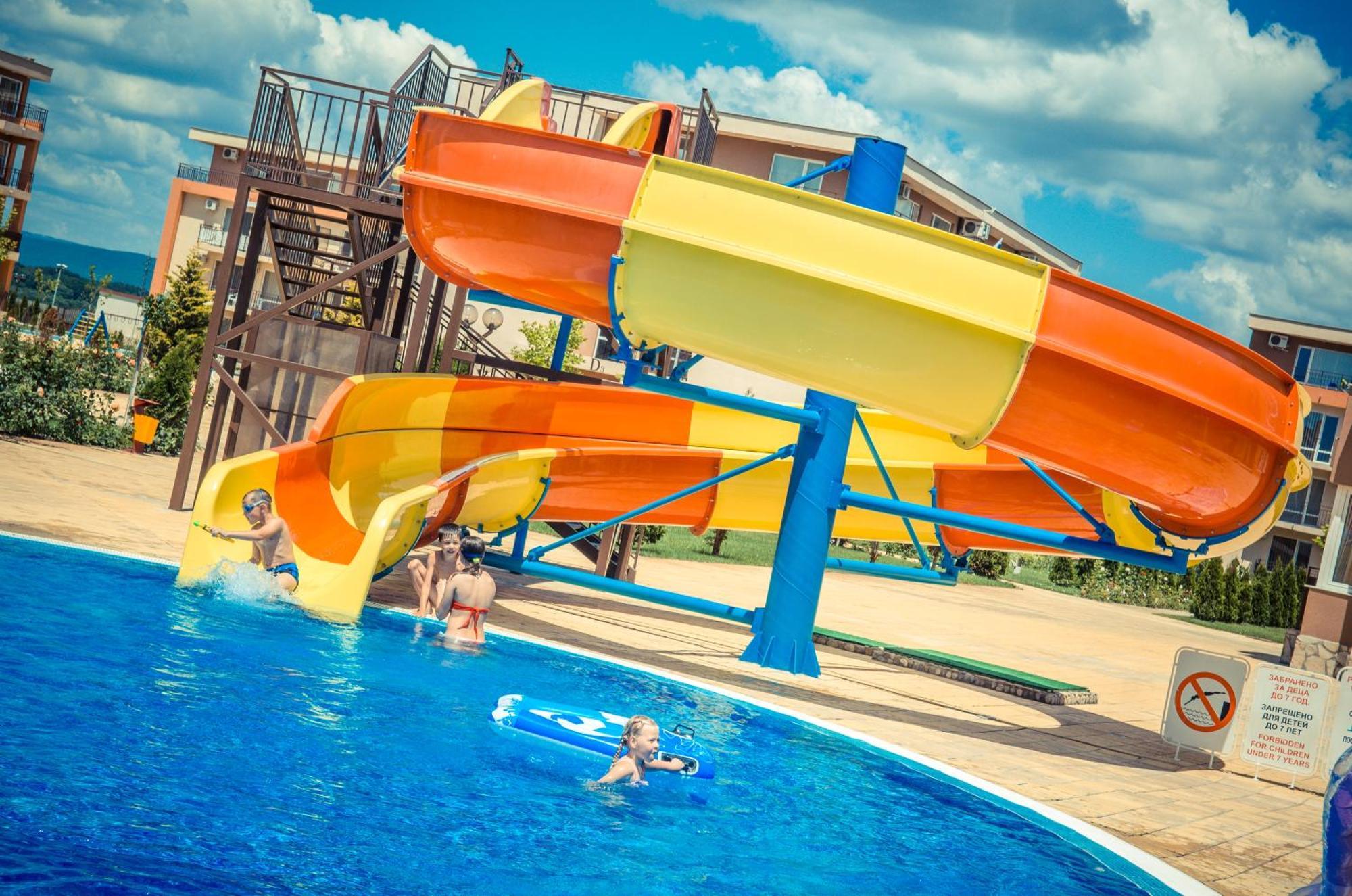Waterpark Fort Apartments Pantai Sunny Bagian luar foto