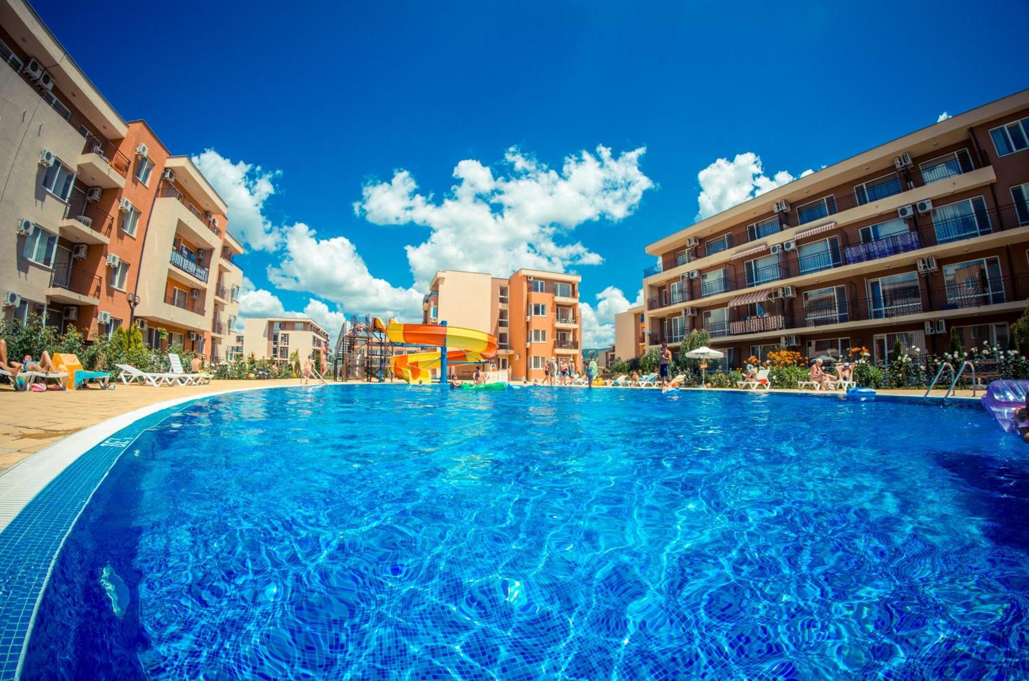 Waterpark Fort Apartments Pantai Sunny Bagian luar foto
