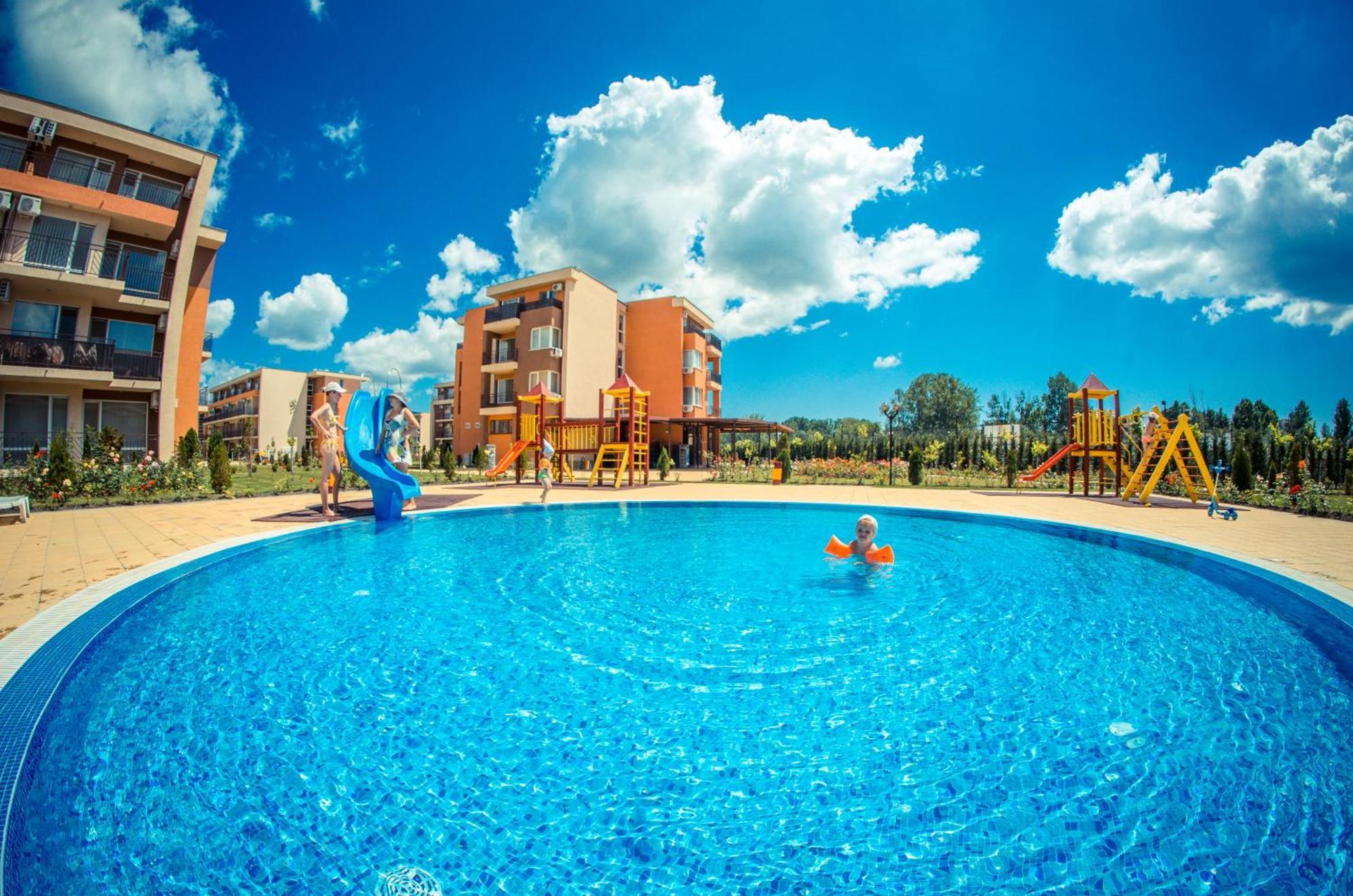 Waterpark Fort Apartments Pantai Sunny Bagian luar foto