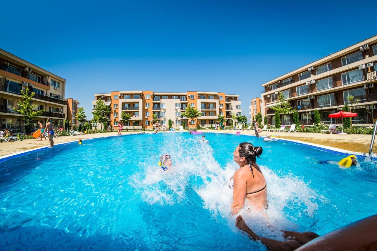 Waterpark Fort Apartments Pantai Sunny Bagian luar foto