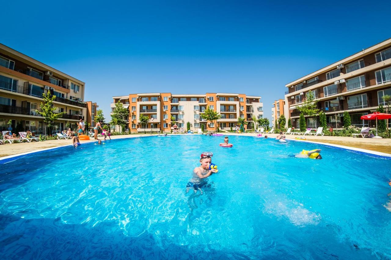 Waterpark Fort Apartments Pantai Sunny Bagian luar foto